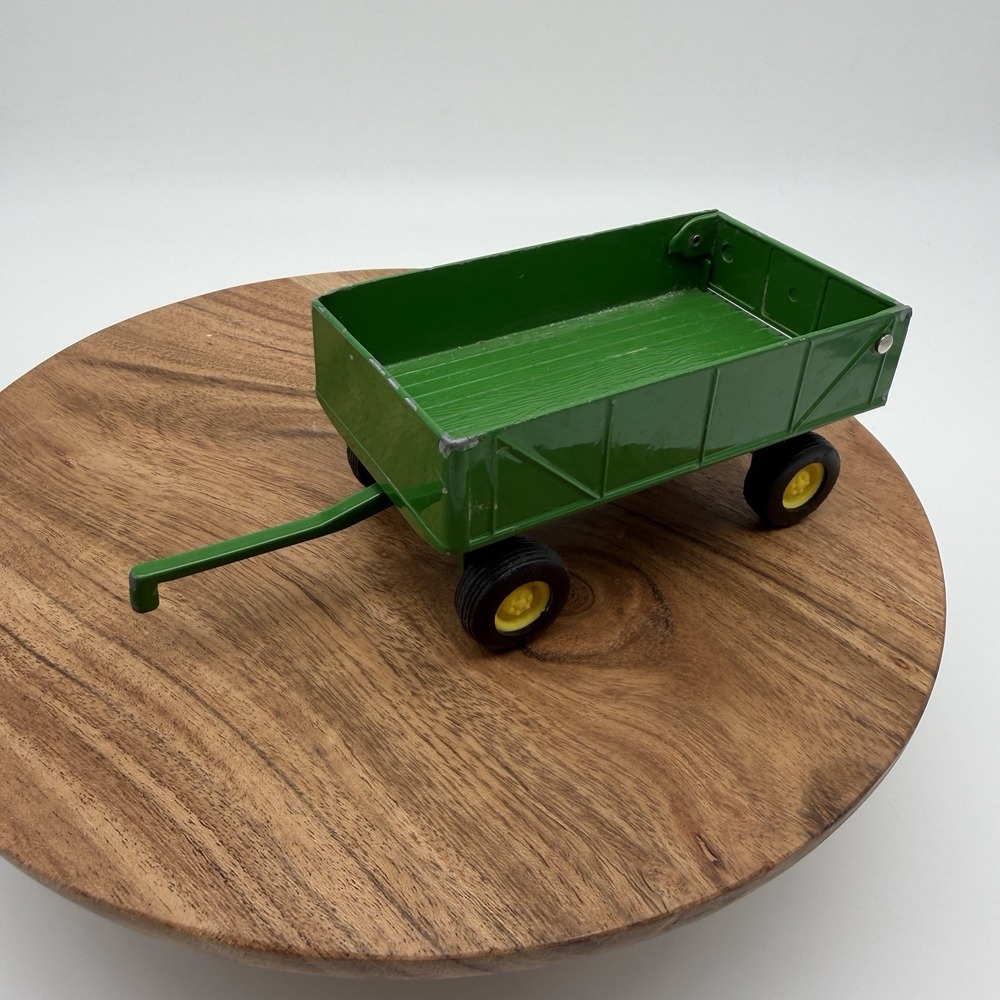 Ertl John Deere 2KT Farm Toy Wagon Green 1/16 Diecast Trailer